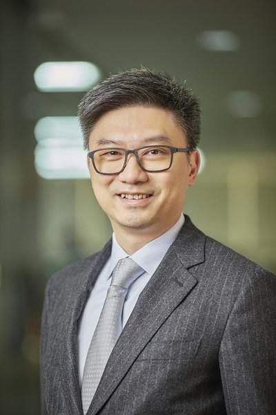 Quốc kỳ Ai Cập nổi bật với biểu tượng con chim ưng trên nền trắng. Tại Ai Cập nó được gọi là \'con chim ưng Salaitna\' theo tên của vị lãnh tụ vĩ đại đã đánh bại quân thập tự chinh của châu Âu vào năm 1175. Hình ảnh chim ưng ngẩng cao đầu ưỡn thẳng tượng trưng cho sự dũng cảm và thắng lợi.